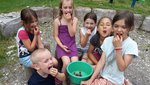 Kinder essen Beeren