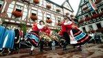 Volkstheatergruppen tanzen auf einem Platz in Bad Urach