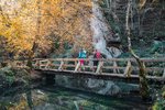 Zwei Wandersfrauen unterwegs an der Zwiefalter Aach