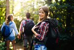 Wandern mit Freunden im Wald 