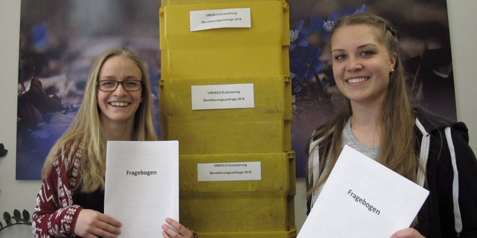 Eine Teilnehmerin des freiwilligen sozialen Jahres und eine Praktikantin helfen bei der Verarbeitung des enormen Rücklaufs der versandten Fragebögen