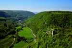 Luftbild vom Ermstal mit Blick auf die Burgruine Hohenwittlingen