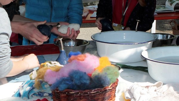 Kinder in der Filzwerkstatt Filzwerkstatt