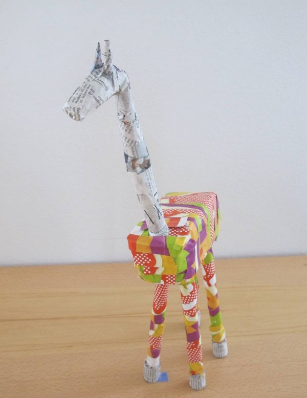 Upcycling von Papierresten zu einer dekorativen Giraffe Upcycling von Papierresten zu einer dekorativen Giraffe
